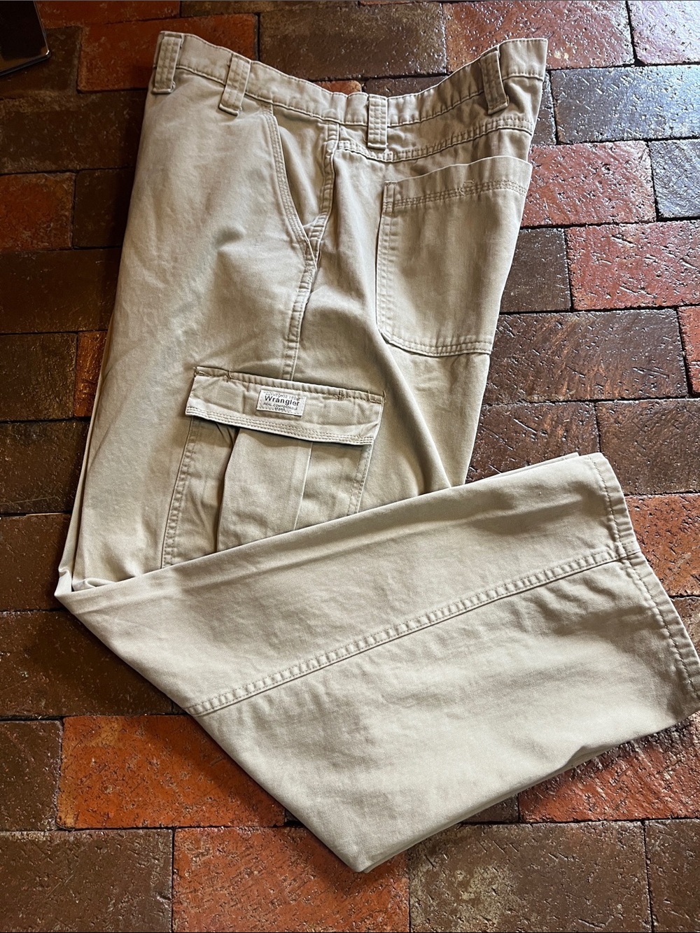MEN 44 X 30-CARGO PANTS FLAT FRONT Wrangler/khaki color 1049